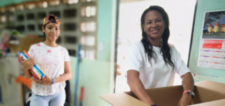 Entrega de libros escolares en Mamoni Arriba
